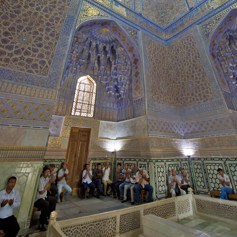 Prires dans le mausole Gour Emir (tombeau de Tamerlan), Samarkand, Ouzbkistan