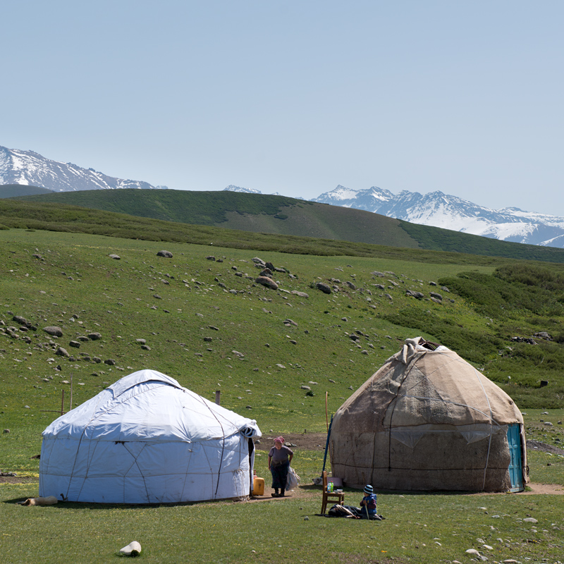 Yourtes de nomades, route M41, versant sud du col Alabel, Kirghizistan