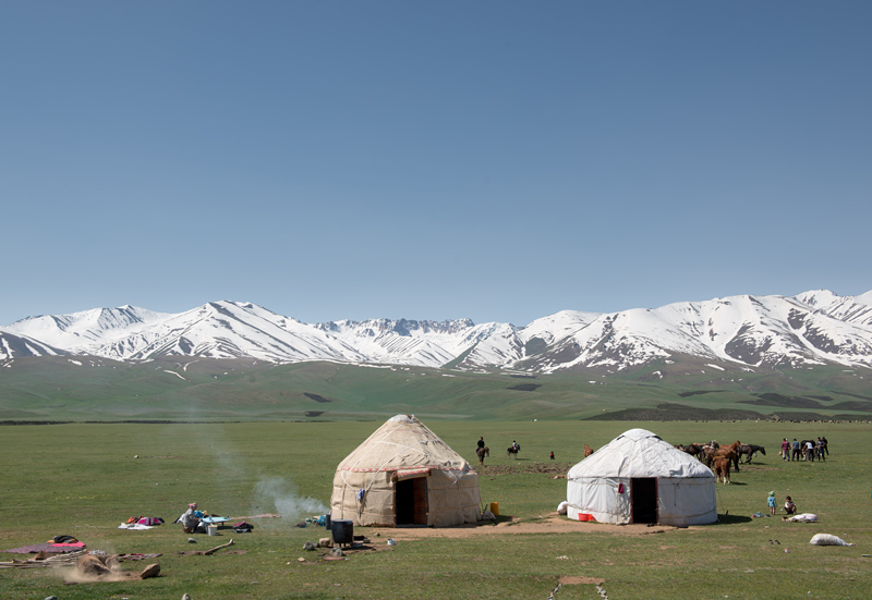 Yourtes de nomades, route M41, versant nord du col Alabel, Kirghizistan