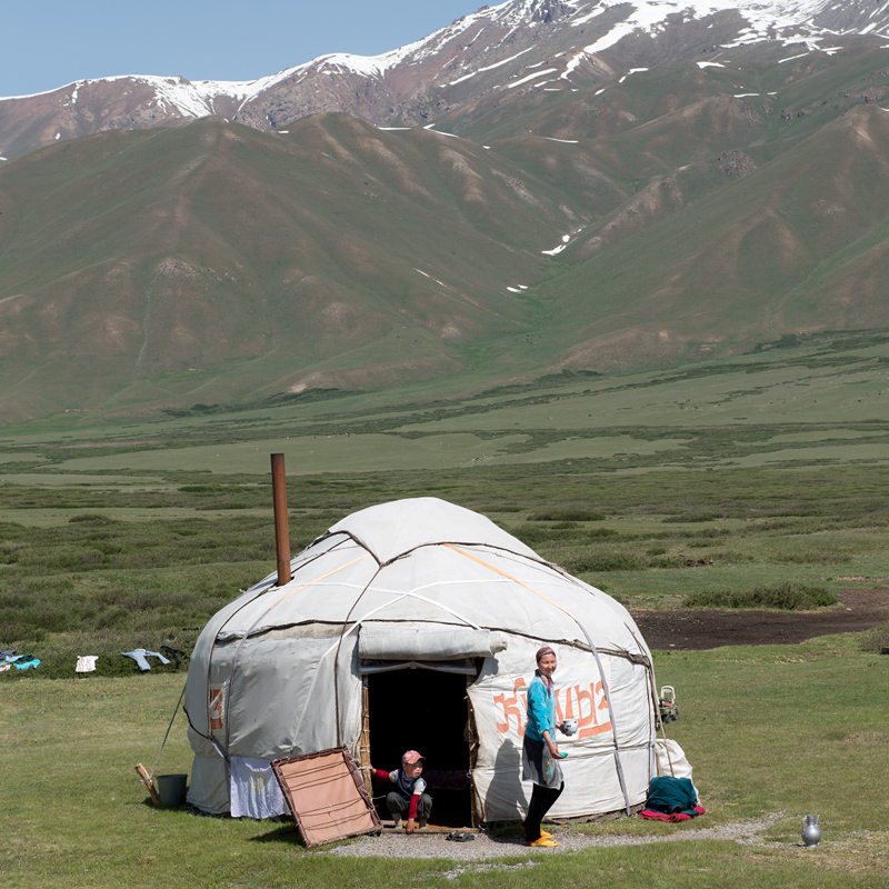 Yourte, route M41, versant nord du col Alabel, Kirghizistan