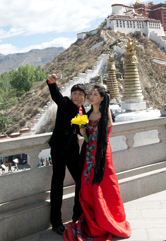 Jeunes maris et selfie devant le palais du Potala, Lhassa, Tibet