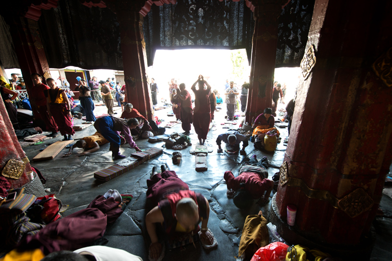Plerins au temple du Jokhang, Lhassa, Tibet, Chine