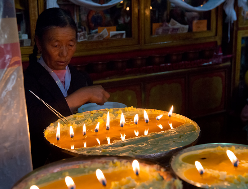 Offrande de graisse de yack, couvent bouddhiste Ani Tsankhung, Lhassa, Tibet, Chine