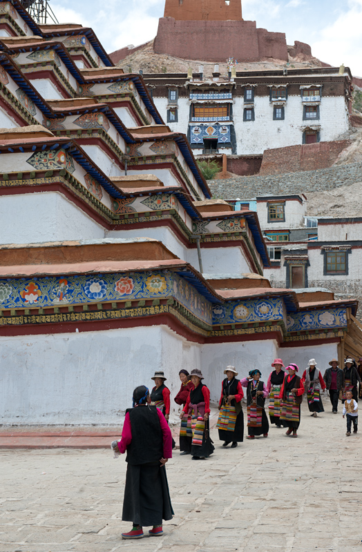 Plerins au Kumbum du monastre de Pelkor Chode, Gyants, Tibet, Chine