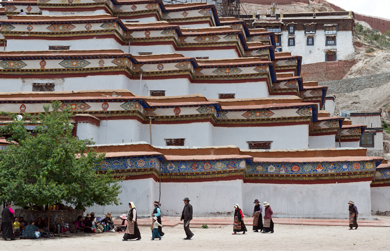 Plerins tournant autour du grand Kumbum, monastre de Pelkor Chode, Gyants, Tibet, Chine