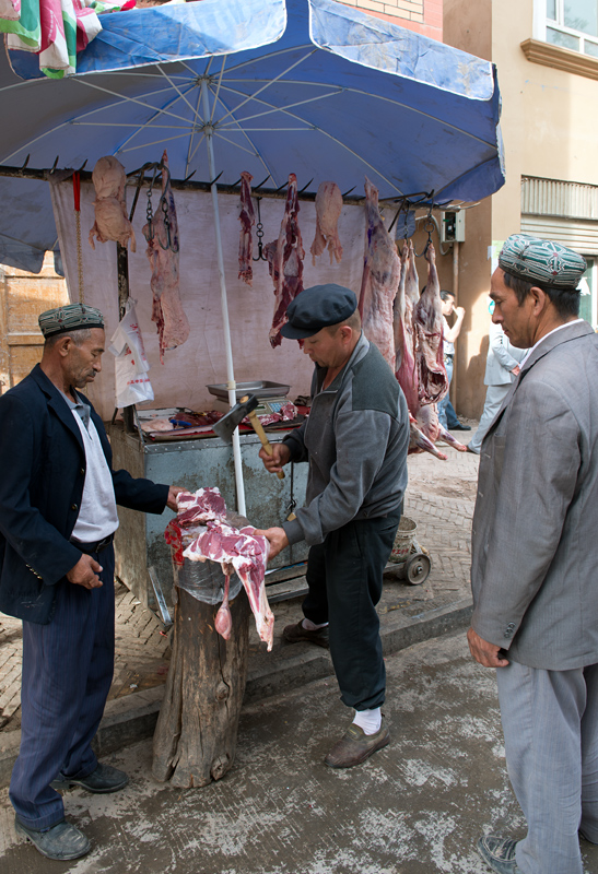 Boucher dans la rue, quartier oughour, Kashgar, Xinjiang, Chine