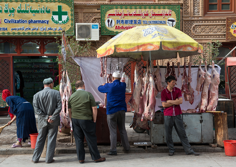 Boucher dans la rue, quartier oughour, Kashgar, Xinjiang, Chine
