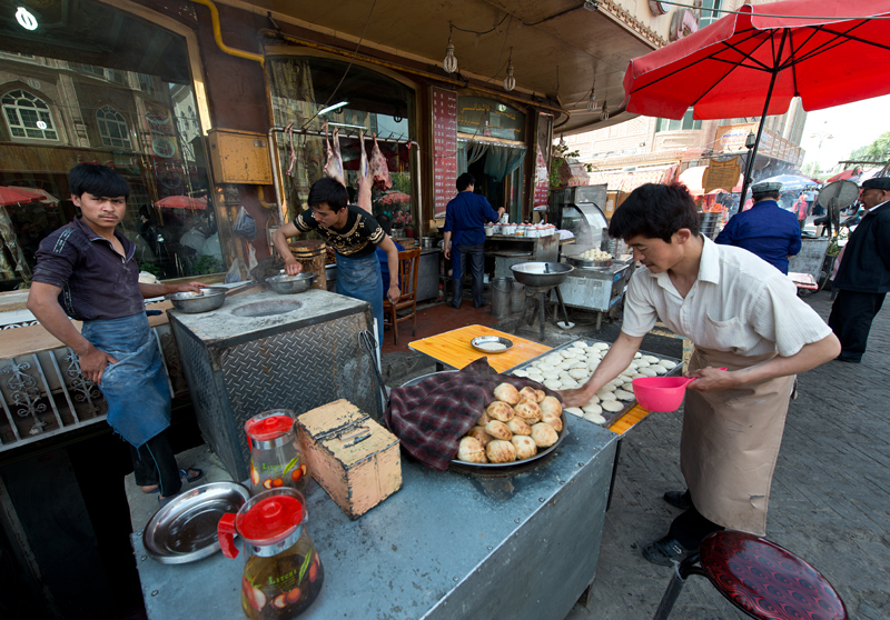 Restaurant servant des rissoles  la viande, quartier oughour, Kashgar, Xinjiang, Chine