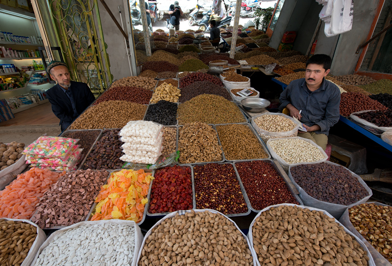 Marchands de noix en tout genre, quartier oughour, Kashgar, Xinjiang, Chine