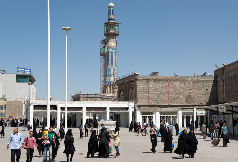 Devant la grande mosque Imam Reza, Mashhad, Iran