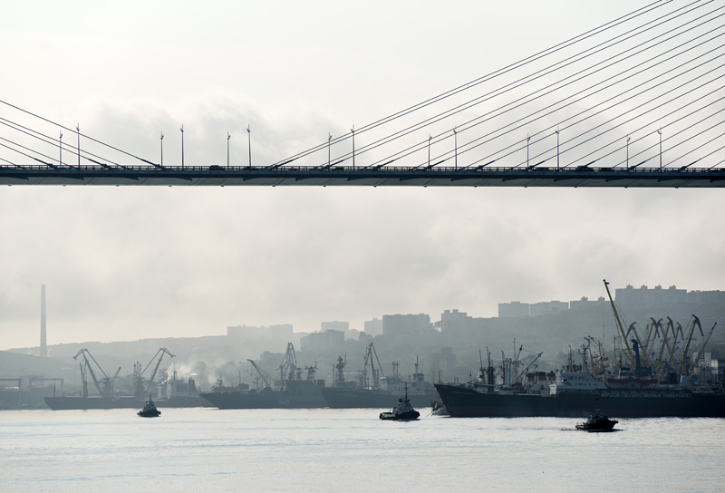 Le port de Vladivostok et le pont Zoloto Rog, kra de Primorie, Vladivostok, Russie