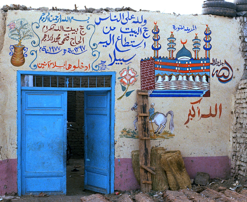 Aprs un plerinage  La Mecque, on dcore sa maison d'illustrations du voyage, Louxor, Egypte