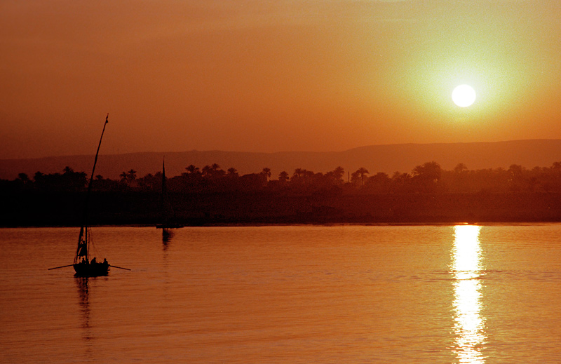 Coucher de soleil sur le Nil  Assouan, Egypte
