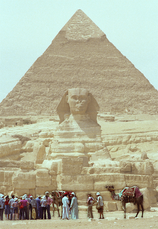 Touristes prs du Sphinx avec et de la pyramide de Khpren, Gizeh, Egypte