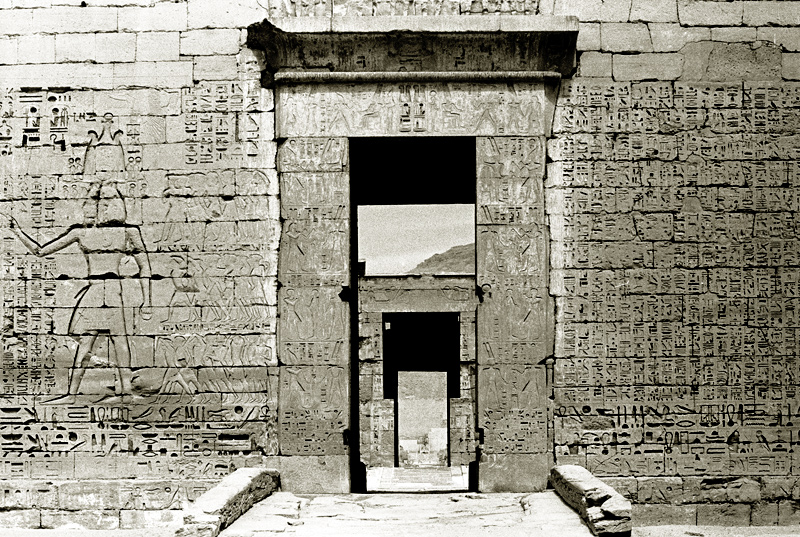 Portes et bas-reliefs, temple de Mdinet Habou, Louxor, Egypte