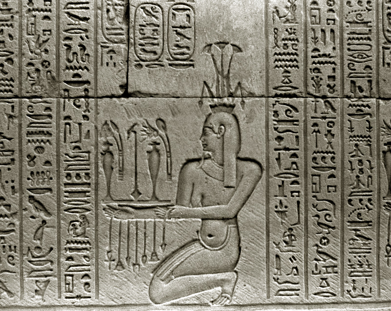 Mur avec bas-relief, temple de Karnak, Louxor, Egypte