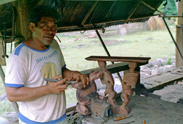 Sculpteur sur bois, Nuku Hiva, les Marquises
