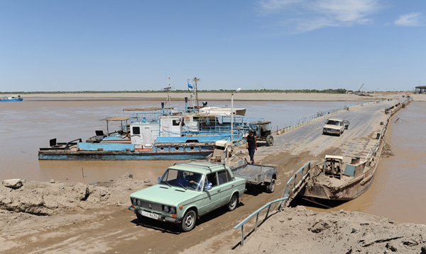 Pont flottant sur la Amu Darya, Ouzbekistan