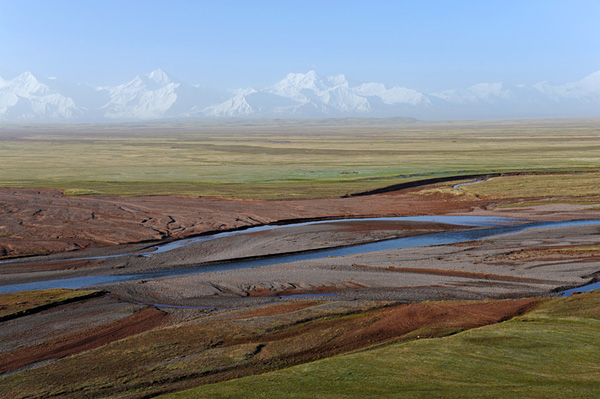 La rivire Kyzyl-Sou, avec au fond la chane du Pamir, valle de Ala, Kirghizistan