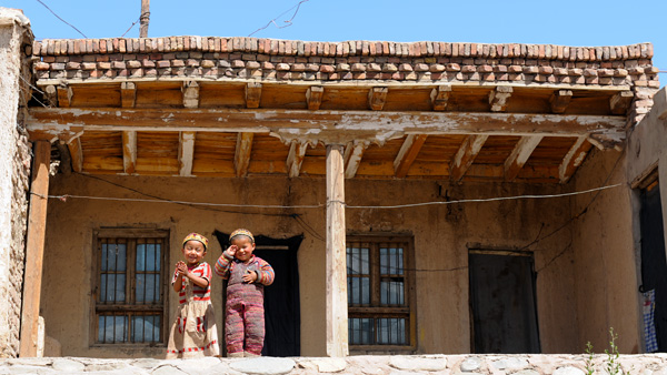 Maison avec enfants, village de Kangsu, Xinjiang, Chine