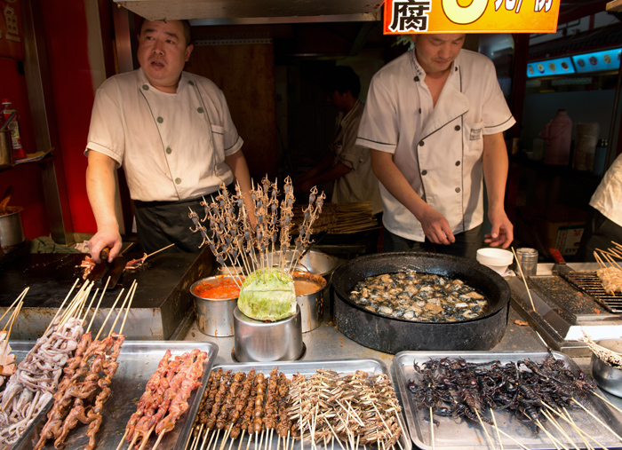 Petit restaurant servant scorpions et insectes divers, Snack Street, Pkin, Chine