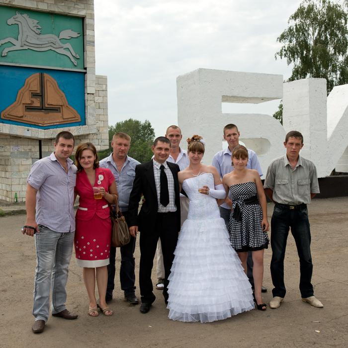 Jeunes maris devant l'entre de la ville, Bisk, Russie