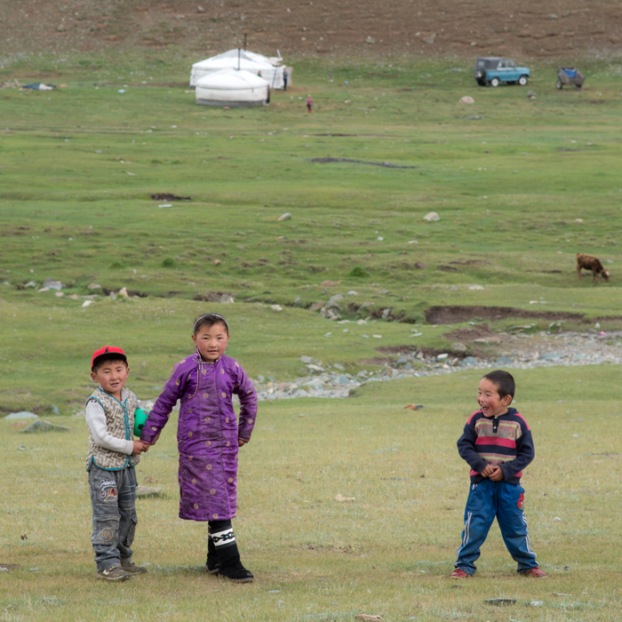 Enfants dans les montagnes du nord-ouest de la Mongolie