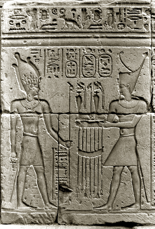 Mur avec bas-reliefs, temple d'Osiris , Karnak, Louxor, Egypte